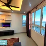 Bradong Homestay - Musllm Only, 3 Queen Bedrooms, Seaview, Infinity Pool, Gym, Near Drawbridge & Ktcc Mall