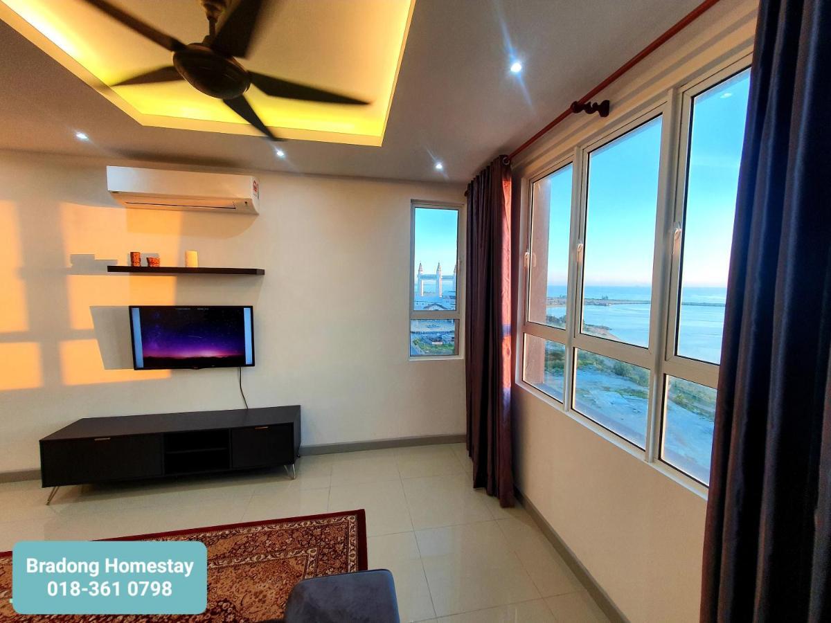 Homestay Bradong - Musllm Only, 3 Queen Bedrooms, Seaview, Infinity Pool, Gym, Near Drawbridge & Ktcc Mall *
