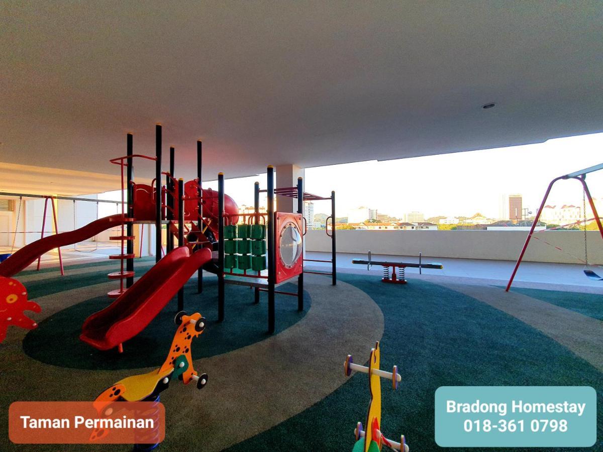 Homestay Bradong - Musllm Only, 3 Queen Bedrooms, Seaview, Infinity Pool, Gym, Near Drawbridge & Ktcc Mall Kuala Terengganu